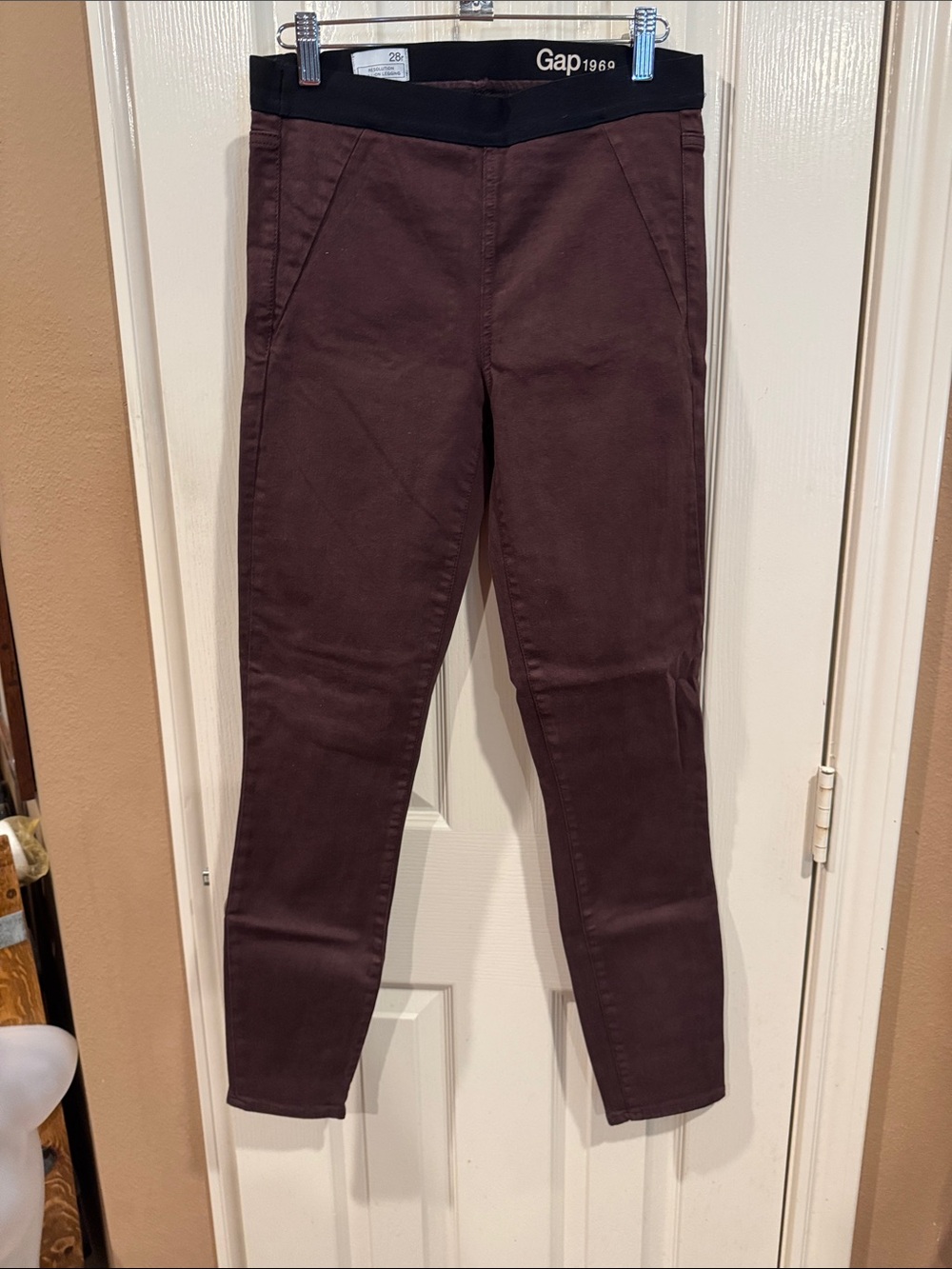 GAP Burgundy “Resolution Pull-On Legging”. Sz 28R